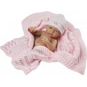 Muñeca recién nacida, con gorro y mantita de lana rosa