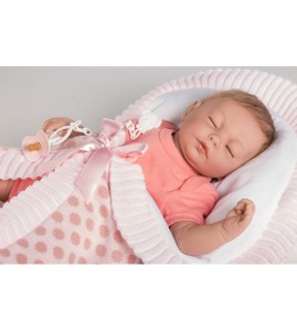 Muñeca Baby Reborn Candela, vestida con body rosa y mantita de lana.Pelo especial (leer ficha de producto requiere especial cuidado) mide 46 cms y pesa 1,800 kg